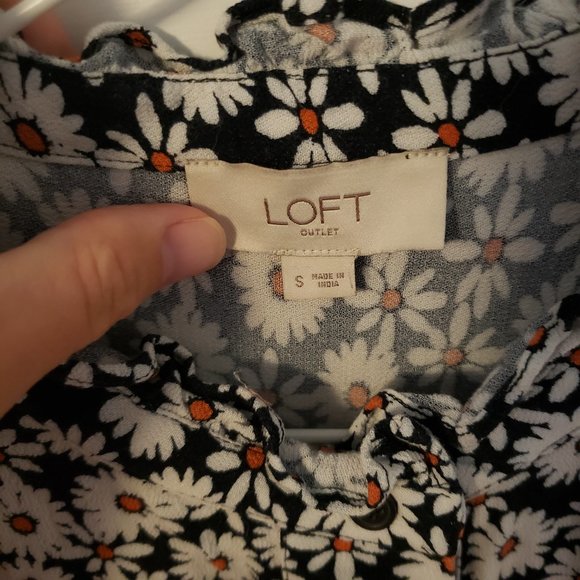 Black daisy sleeveless LOFT blouse - Picture 6 of 6